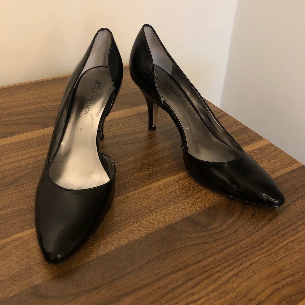 AK Anne Klein Black Patent Heels w Cutout